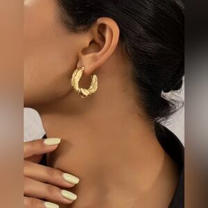 Gold twisted minimalist geometric earrings